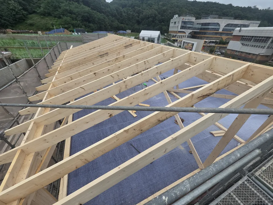경기 동탄 120평 목조주택 골조 공사 — 지붕 서까래 시공 현장